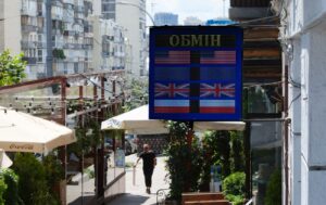 НБУ зменшив курс долара до найнижчого рівня з початку квітня, курси євро
