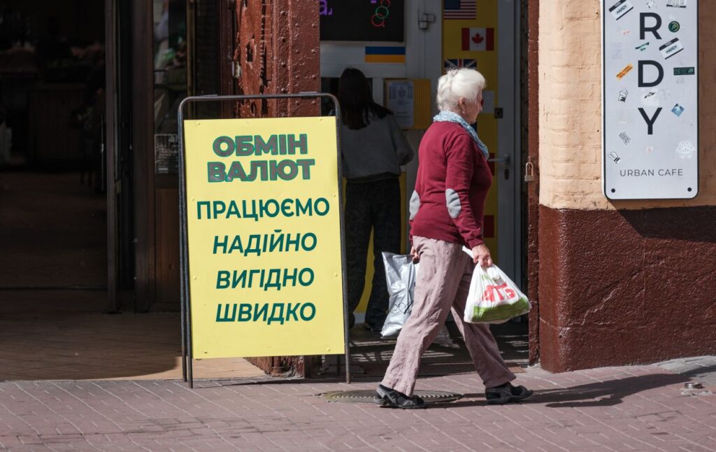 НБУ знизив курс долара і зменшив курс євро до менш ніж 48 гривень