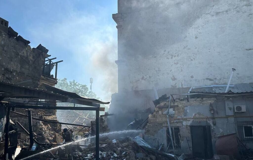Зруйновані будівлі, бургерна та "ПриватБанк": події в Миколаєві після атаки