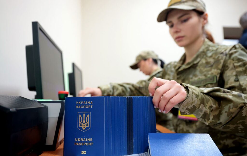 Чоловіків віком 18-22 роки почали випускати за кордон