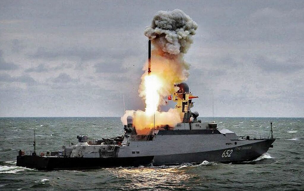 Россия отправляет подводные лодки в море, но не применяет ракеты: мнение Плетенчука
