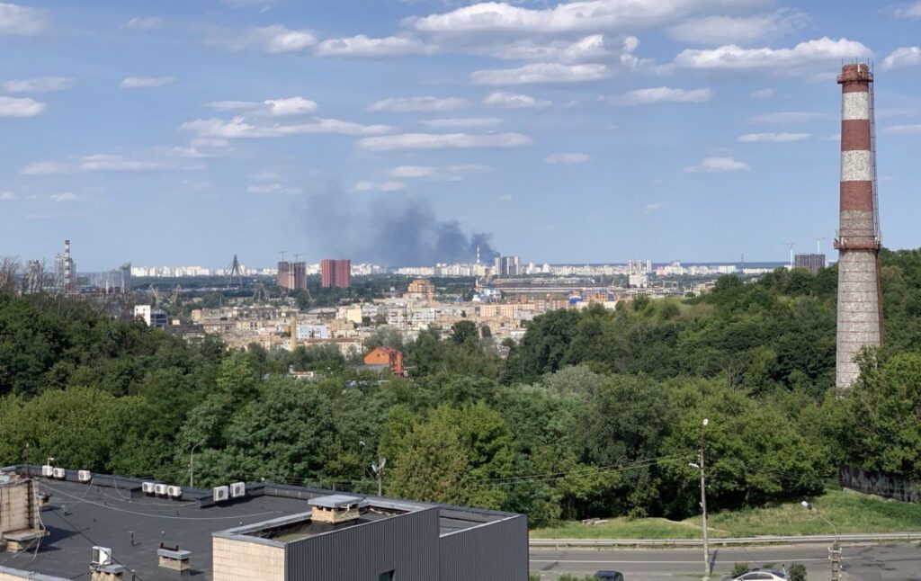 В Киеве на левом берегу исчез свет после взрыва в районе ТЭЦ-6