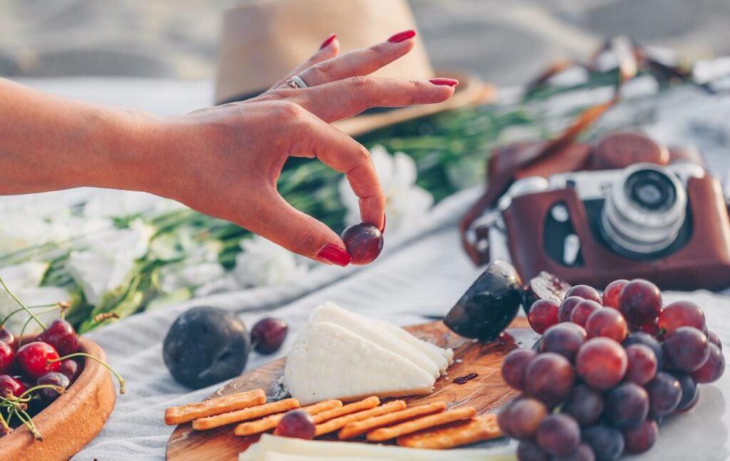 Продукти, які краще не брати на пляж, щоб уникнути проблем зі здоров'ям