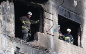 Квартири знищені: репортаж РБК-Україна з місця удару по п'ятиповерхівці у Києві