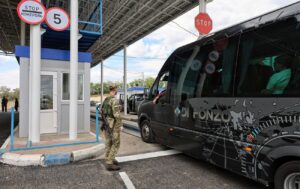 Коли чоловіків 18-22 років допустять на виїзд за кордон: актуальні терміни