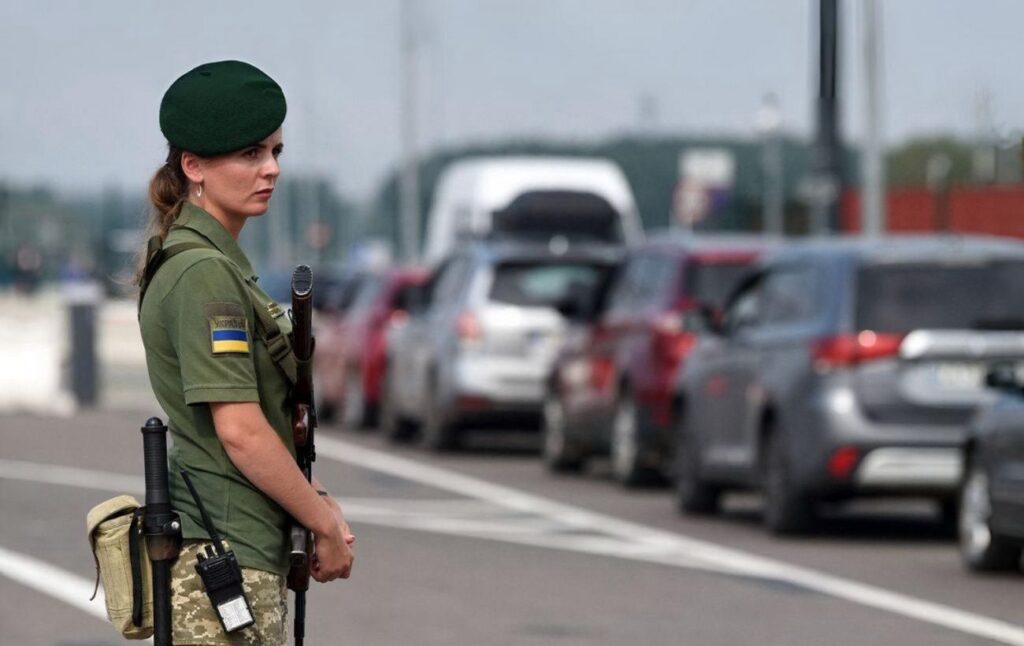 Правила виїзду за кордон для чоловіків до 22 років: опублікований текст постанови