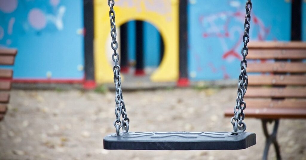 Дитячий майданчик ліквідували через скаргу сусіда на шум: як він зміг отримати компенсацію