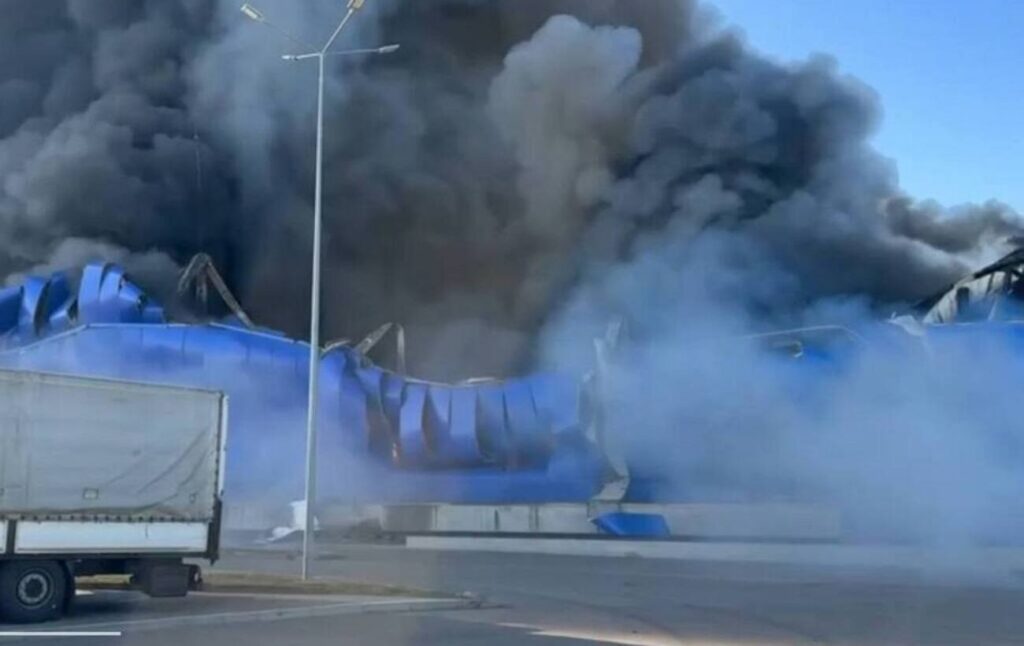 На Київщині стався великий спалах пожежі в "Епіцентрі