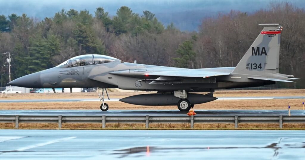Льотчик F-15 випадково катапультувався на злітній смузі в США