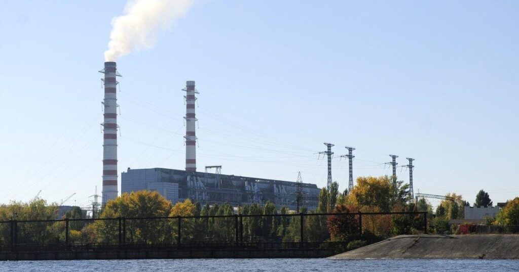 Трипільська ТЕС на Київщині зазнала атаки російських "Шахедів": сильні вибухи та проблеми зі світлом