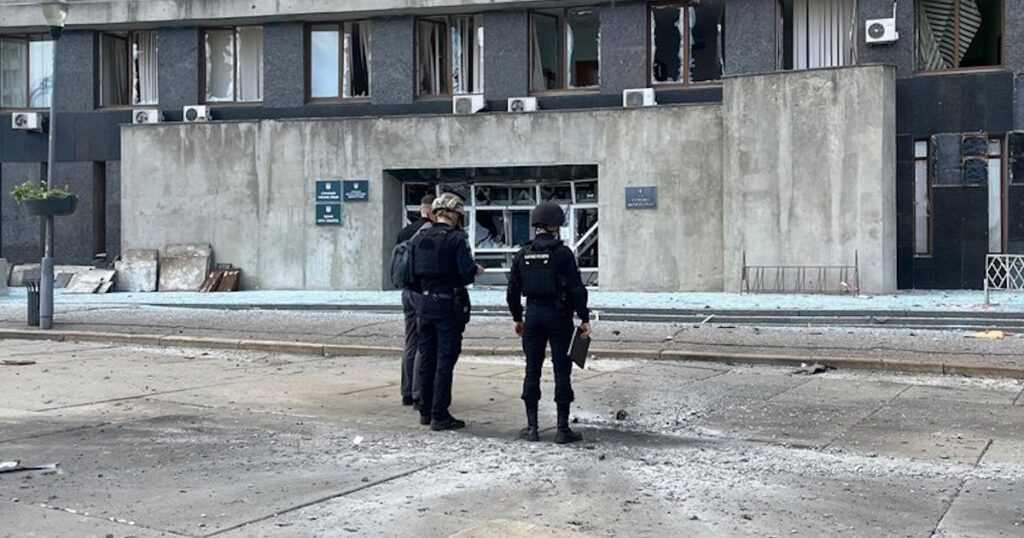 Російський дрон вдарив по будівлі Сумської ОДА, є постраждалі: деталі ситуації