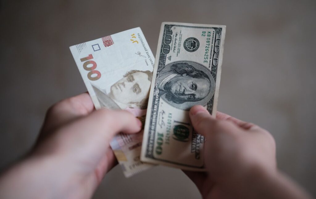 Гривня під ціллю річного тиску: занепокоєння в НБУ