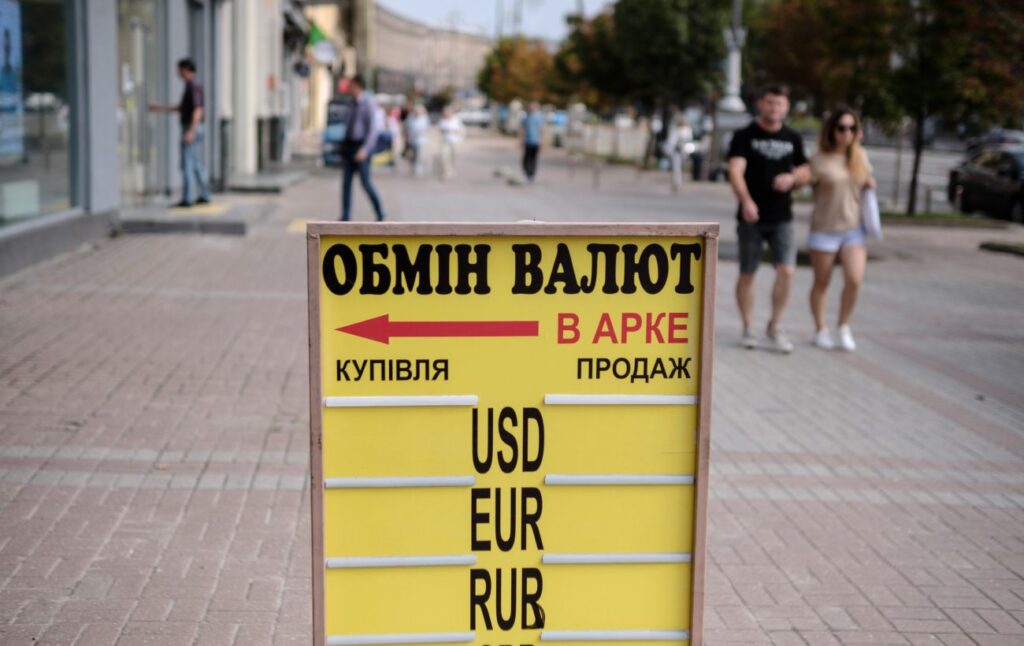 Обмінники переглянули курси валют: які ціни на долар і євро