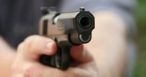 У Кіровоградській області під час перевірки документів сталися постріли: поліцейські отримали поранення