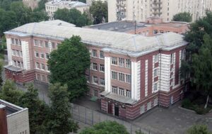 У Києві виник скандал: директорка гімназії заборонила дітям входити в шортах