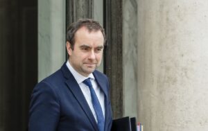 Макрон призначив колишнього міністра оборони на посаду прем'єра Франції