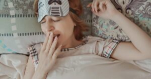 Лікарі вважали її шанси на виживання "50 на 50": жінка ледь не загинула через ранкове позіхання