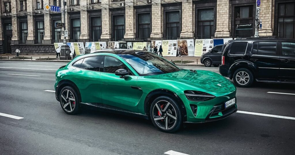 Ferrari на мінімалках: в Києві презентували перший електрокросовер Xiaomi