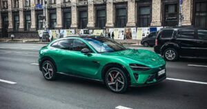 Ferrari на мінімалках: в Києві презентували перший електрокросовер Xiaomi