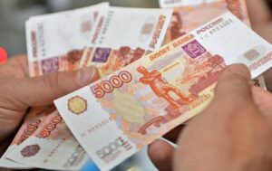 Росія підвищує податки та готує атаки на банки через тривалу війну, - СЗРУ