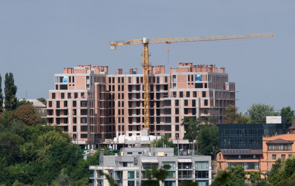 Новобудови 2025: кількість зданих квартир у першому півріччі та регіони з найбільшими обсягами