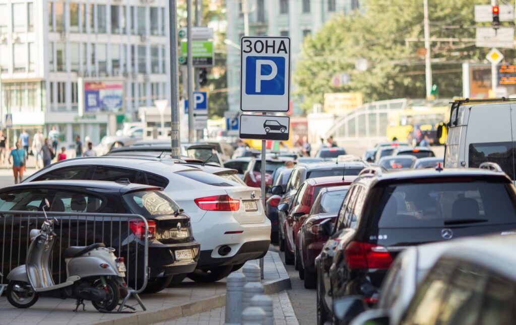 В Україні автомобілістам з дітьми зарезервували 5% місць на парковках