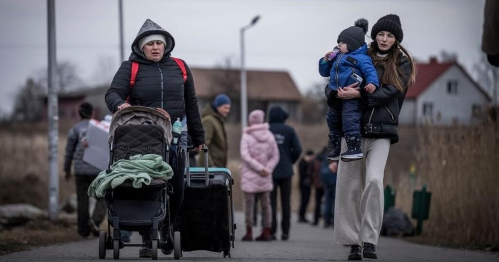 Кількість підтримки українських біженців в Польщі досягла рекордного мінімуму