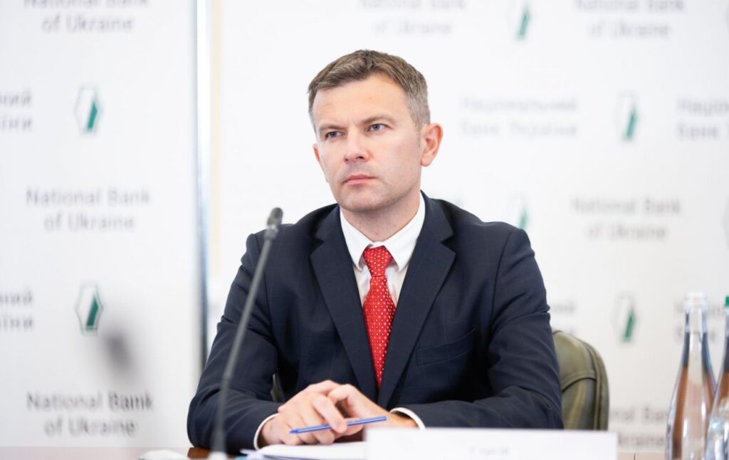 Частина молоді зможе виїхати за кордон: НБУ про вплив на економіку дозволу для осіб віком 18-22 років