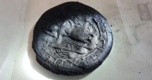 Археологи знайшли 1300-річний хліб для християнського обряду з образами Христа