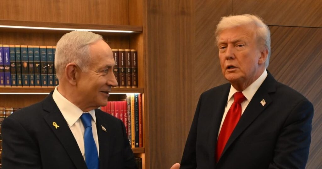Нетаньягу вручив Трампу золотого голуба миру