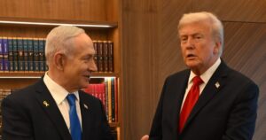 Нетаньягу вручив Трампу золотого голуба миру
