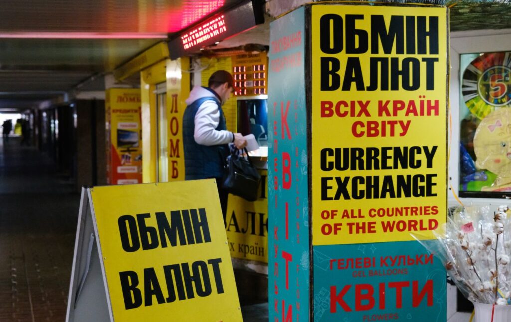 Долар і євро знову падають в ціні: поточні курси в обмінниках