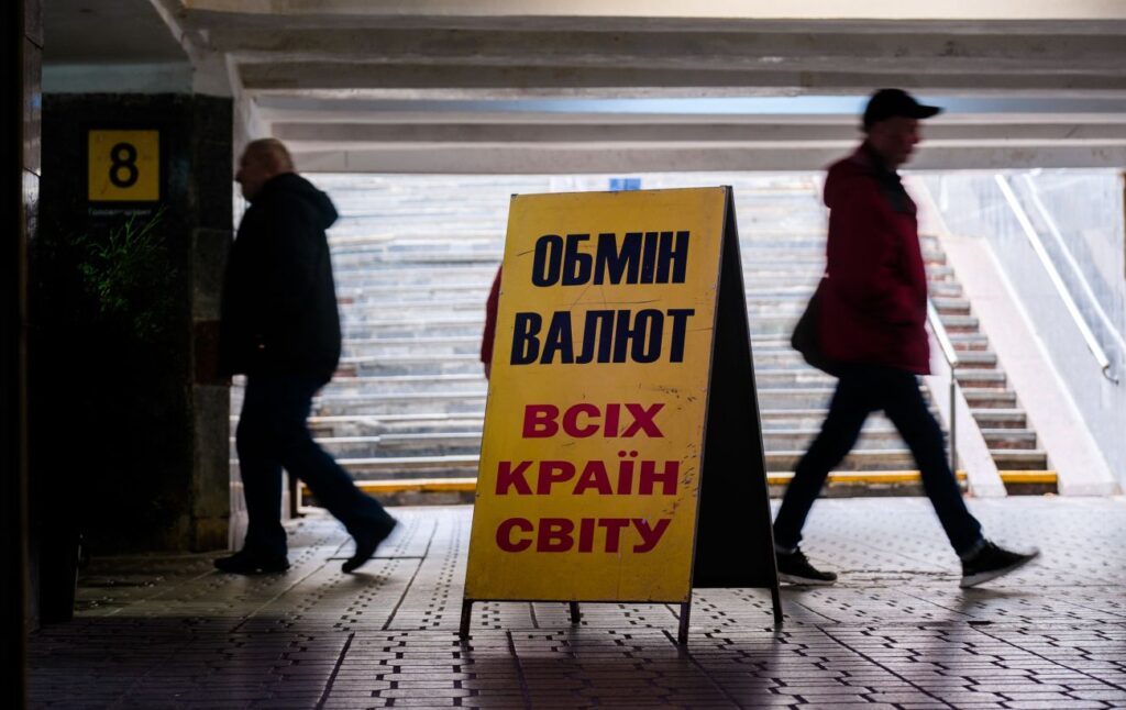 НБУ знову підвищив курс долара після невеликої перерви