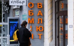 Долар знову зріс у ціні в обмінниках, курс євро перевалив за 49 гривень