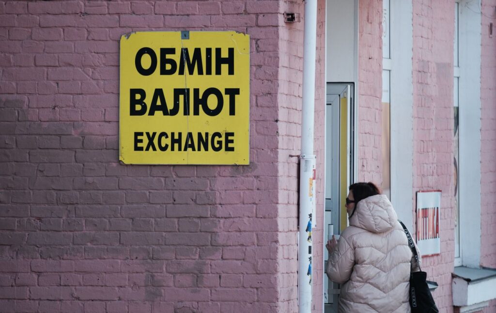 Долар і євро зросли в ціні в обмінниках: актуальні курси на початку тижня