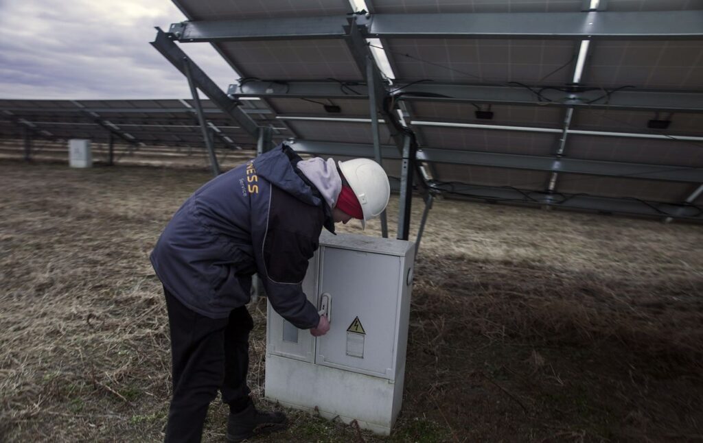 Сьогоднішня ситуація зі світлом: які області зазнають аварійних відключень, а де працює графік