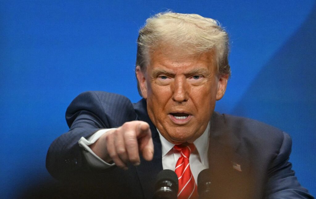 Трамп накидається на свого старого супротивника: екс-глава ФБР Комі ризикує потрапити за грати