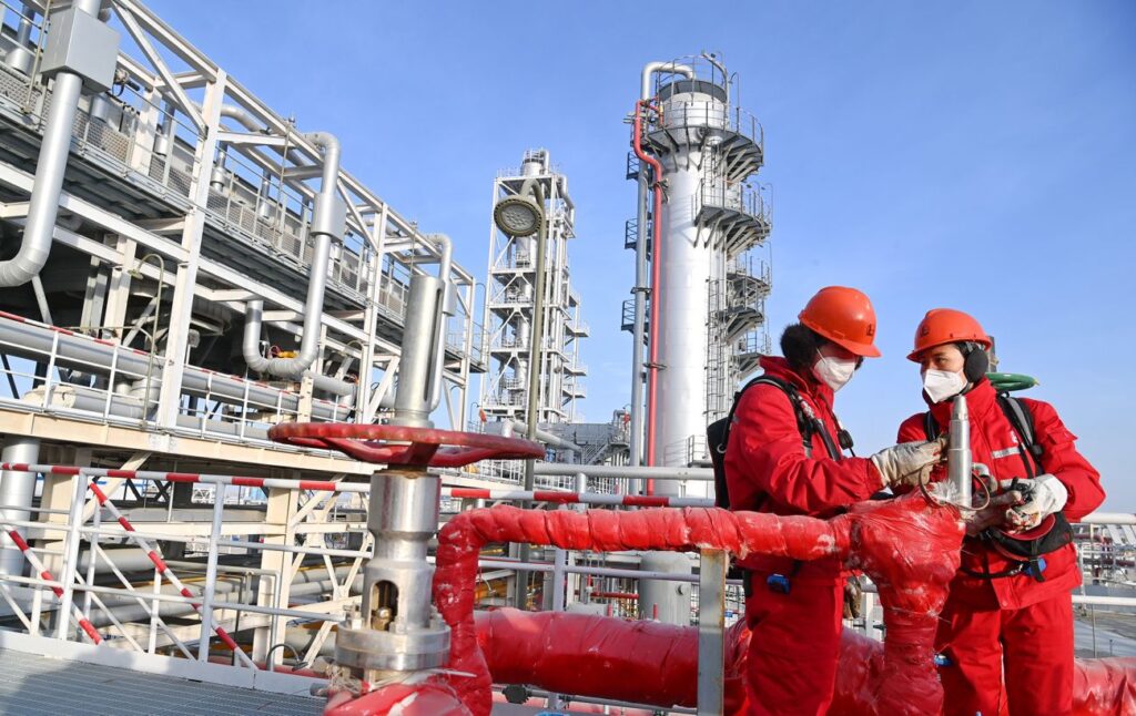 У Китаї фірми зупинили закупівлі російської нафти через санкції США, згідно з Reuters