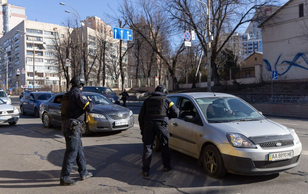 Перевірки на блокпостах і застосування зброї: які зміни чекають на військову поліцію в Україні