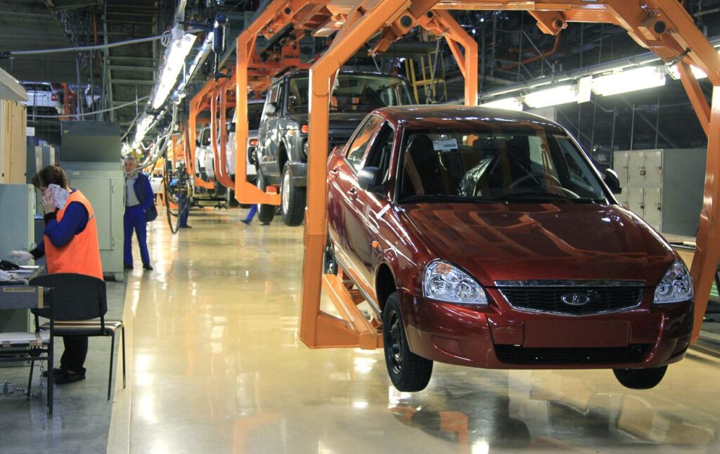 Крах російського "АвтоВАЗу": новий скандал з дилерами загрожує фабриці