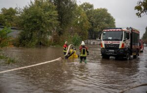 Дощі знову затопили Одесу: де обмежено рух транспорту