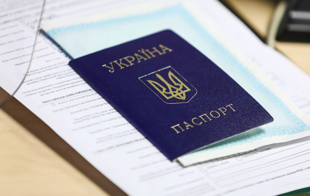 Рада затвердила зміни в оформленні паспортів українців: російську мову вилучать з документів