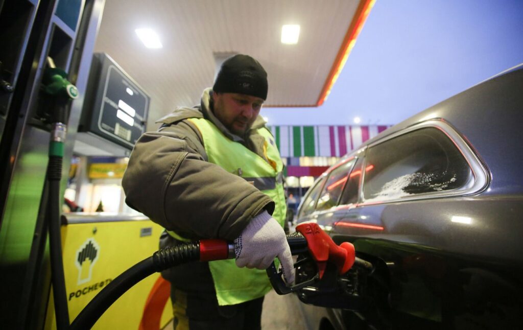 Дефіцит пального: на російських АЗС з'явився розбавлений бензин