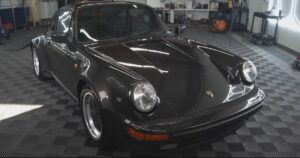Знайдений занедбаний спорткар Porsche 80-х, що простояв у гаражі 19 років, за $170 000