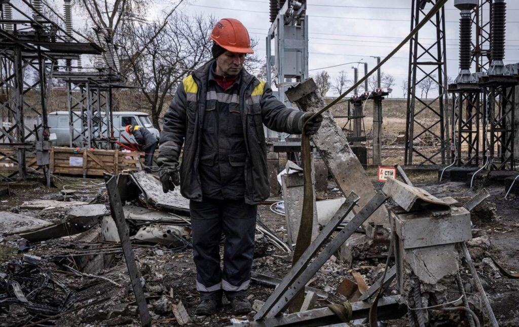 Удар по ТЕС, холод у Ладижині, відключення світла по всій Україні: наслідки російської атаки