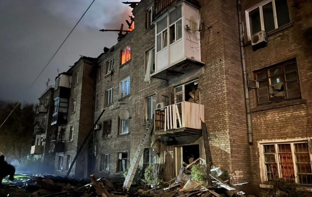 Масований обстріл Кам'янського: 8 поранених, будинок зазнав руйнувань