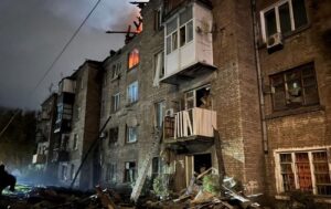 Масований обстріл Кам'янського: 8 поранених, будинок зазнав руйнувань