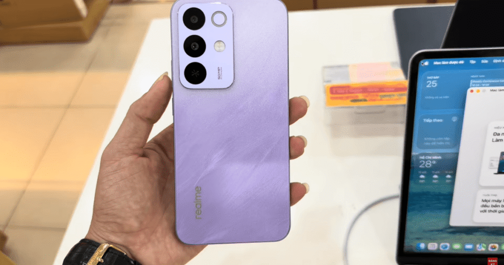 Представлений бюджетний смартфон Realme C85 з акумулятором на 7000 мАг та великим дисплеєм