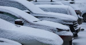Помилки водіїв: що не слід залишати в автомобілі взимку