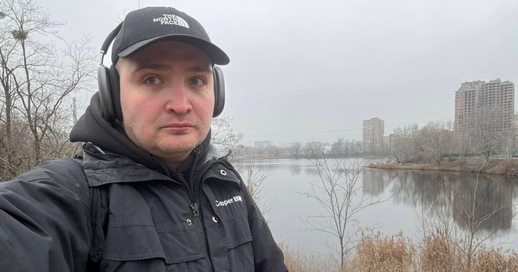 Кур'єр у Києві вдарив батька блогера Степанця кастетом і розбив йому обличчя — деталі інциденту